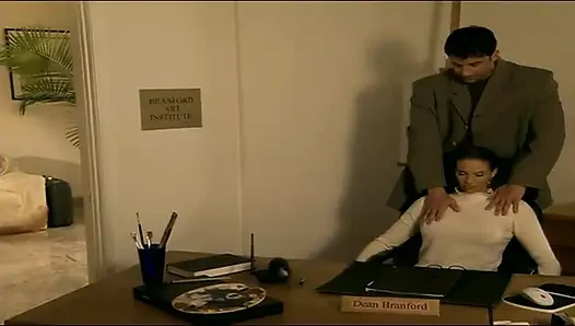 Güzel şık zevkler süslü oturma odasında sertleşiyor
