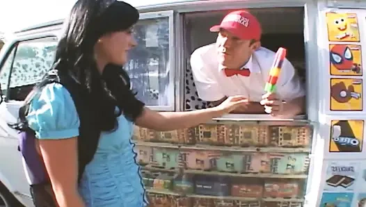 Seksi dondurma sahnesi-2_hot büyük götlü esmer genç kız dondurmalı adam tarafından sikiliyor