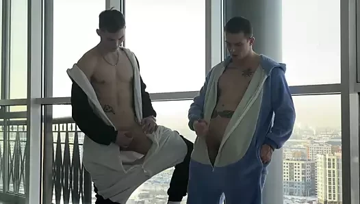 Mastürbasyon yapmak için düz bir adam yayıldı, sikine baktı