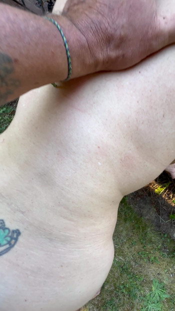 Spännande ögonblick från "Freckled Dirty Wife blir böjd över däck och knullas bakifrån butt plug"