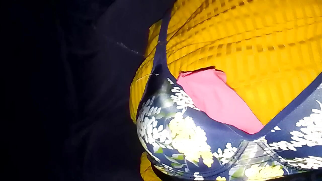 Лифчик несет к