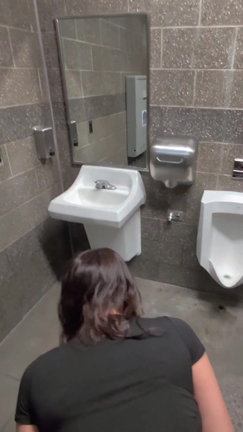 Soția se furișează în toaleta benzinăriei pentru a fi futută | Clipul 1