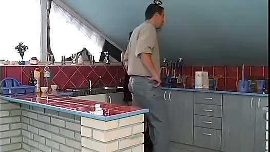 Verführerische brünette gefingert und ausgefressen in dampfender begegnung zu hause