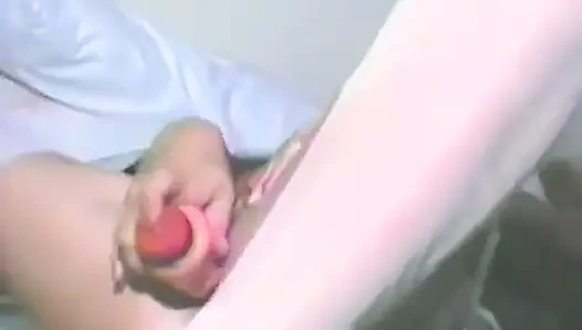 Küçük memeli esmer yarak gibi dildoya biniyor