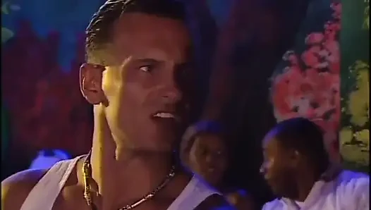 Klasik sürtükler için sert seks canavar siyah ve beyaz yaraklarla sikiliyor (tam film)