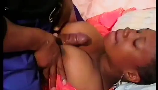 O büyük ve güzel, siyah orta yaşlı seksi kadın derine alıyor ve iyi bir sürtük gibi inliyor