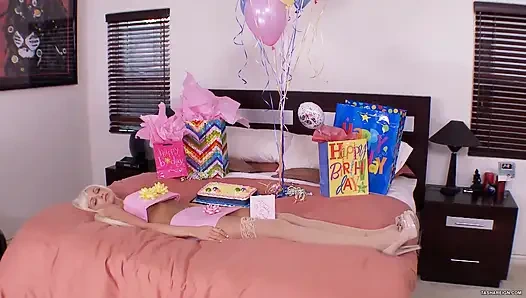 Tasha reign ngentot sama rikki six di hari ulang tahunnya!