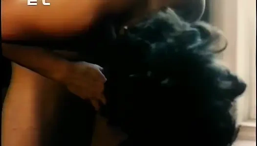 Dim İtalyan ışıklarının altında şehvetli sikişiyor