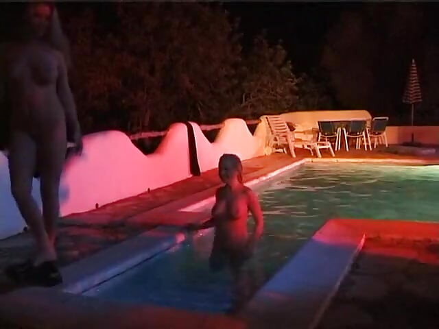 Dua cewek lesbian seksi berenang bareng-bareng di kolam renang