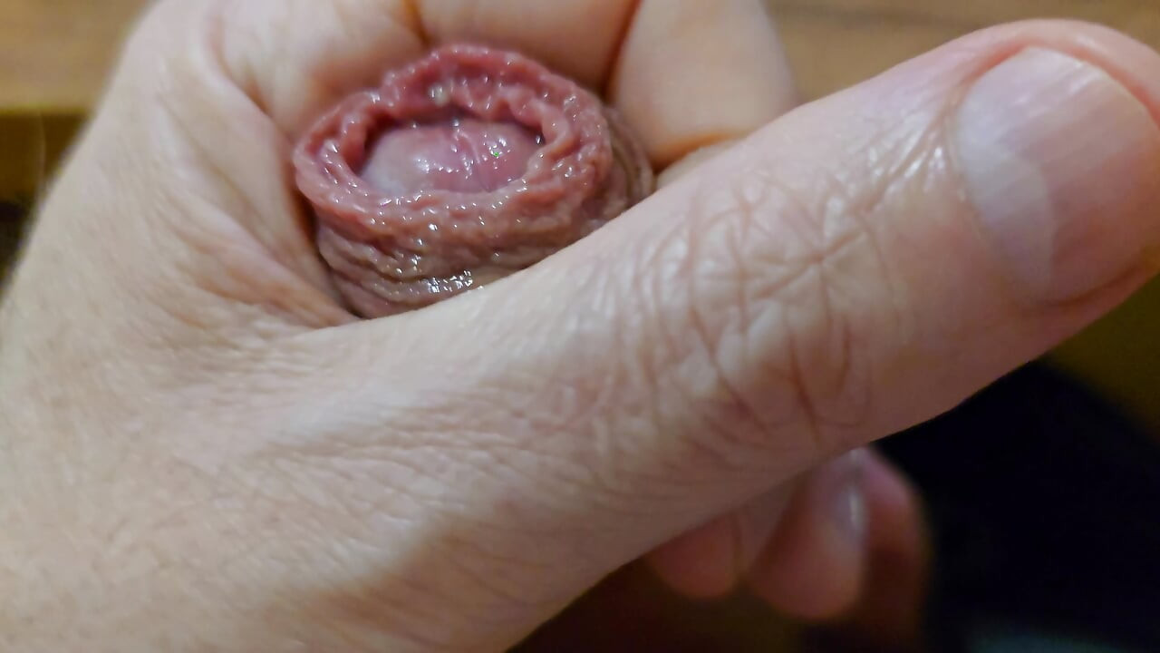 Ωραίο χύσιμο στο κεφάλι του πούτσου και καυτό σπέρμα