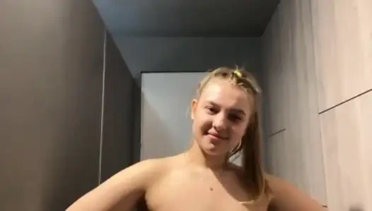 Сумасшедший сквирт с Jucielussie в публичном спортзале