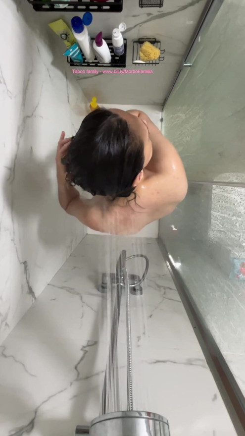 Mutter nackt in der dusche erwischt | Clip 1