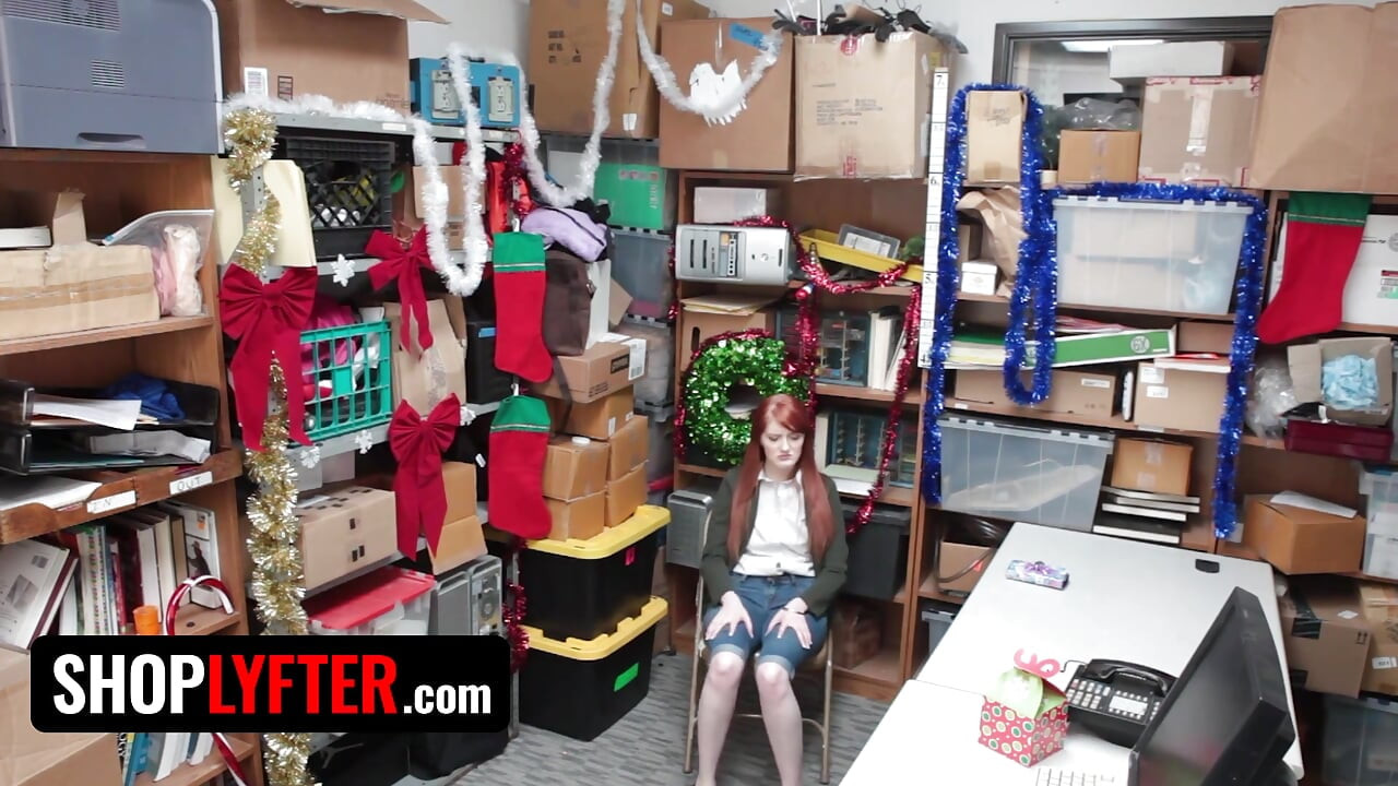 Shoplyfter - Krystal Orchid, escroc rousse passionnée, se met à genoux et avale une énorme éjaculation