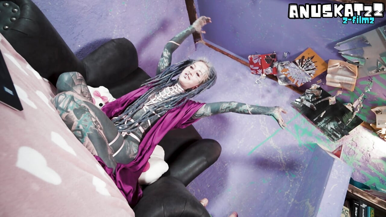 Täyshihainen Alt-tyttö menee anaalihulluksi kamerassa live-leluperse vitun