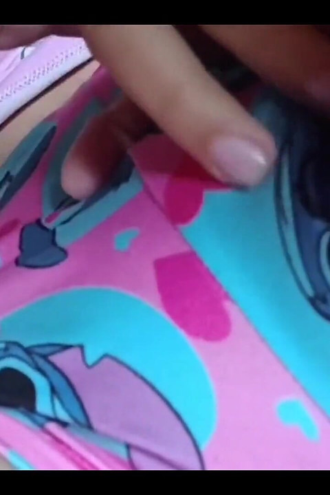 Kolumbijka pokazuje svoje sise