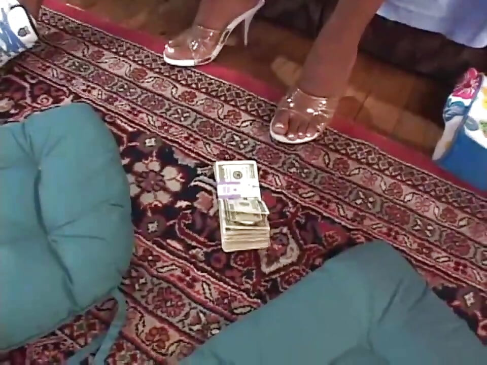 Male sise crna riba jebe pičku u dogging položaju