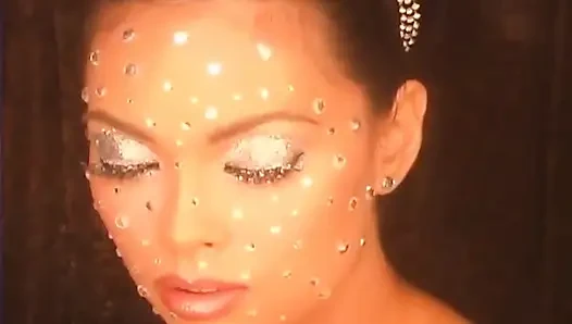 Pemotretan diamond face bike pakaian dalam hitam menampilkan tera patrick