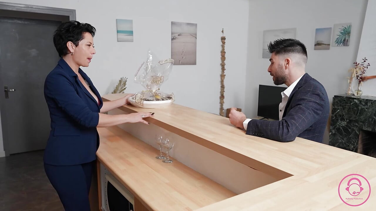 Fransız orta yaşlı seksi kadın soyunuyor, emiyor ve teslimat yarağına biniyor