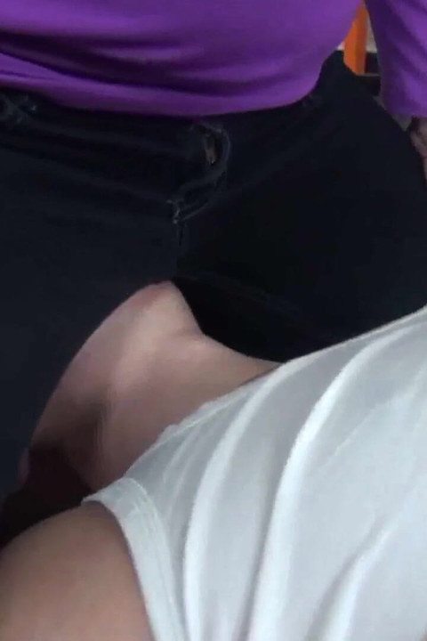 สาวร่านผมบลอนด์ใส่แว่นและทาสของเธอในยิม