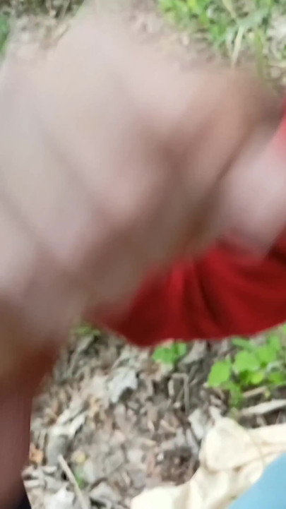 我们被抓到在花园里做爱!