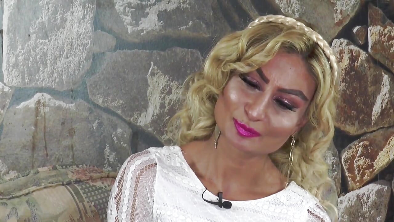 quando vedi una tale milf in così sexy calze a rete bianche, devi solo scoparla, è una assolutamente da scopare