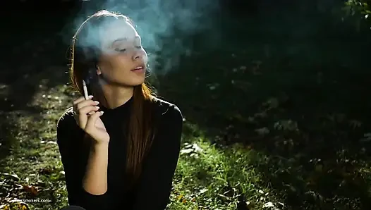Cewek cantik rusia yang menggoda lagi asik merokok di luar ruangan