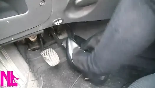 Siyah külotlu çorap ve gri patentli yüksek topuklu ayakkabılarla pedal pompalıyor