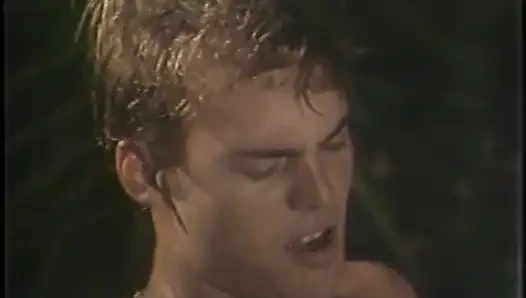 Heiße brünette spreizt ihre beine im whirlpool und bekommt ihre muschi tief und schnell geleckt