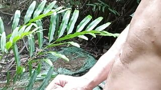 Masturbación salvaje en la jungla después de hacer ice