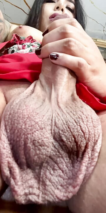 Flexing my balls until I cum! My balls doing exercises