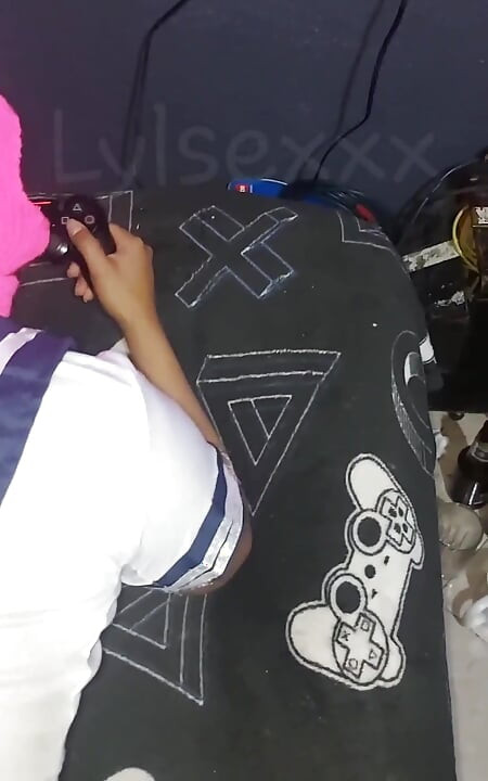 สาวร่านโอตาคุสนุกกับการโดนเย็ดขณะเล่นวิดีโอเกม