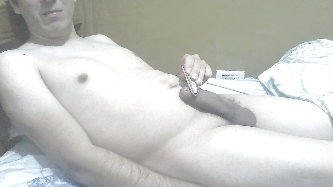 White man handsfree cumshot using vibrator