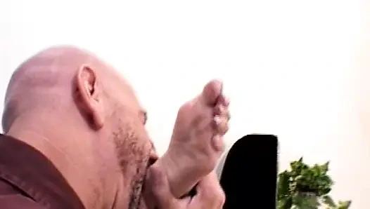 Seks threesome liar bareng cewek hot rambut pirang yang lagi asik fetish kakinya