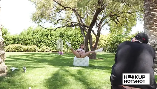 Bts - jesse pony berpose sambil bugil di pemotretan di luar ruangan!