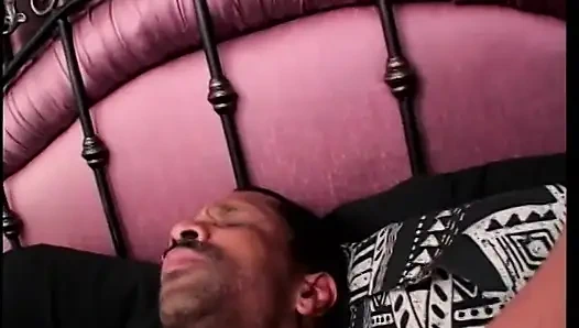 Госпожа Лена Ramon и ее партнерша используют веревки и прищепки, чтобы укрощать гигантскую черную змею мистера Восемнадцати