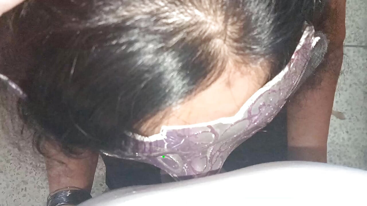 Ινδή μητριά μοιράστηκε ένα μονό κρεβάτι και έκανε το θετό γιο ευτυχισμένο, Πλήρης ήχος Χίντι