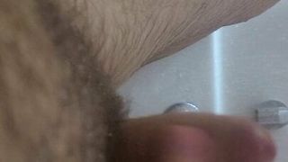 Un mec utilise des jouets pour profiter de son orgasme anal.