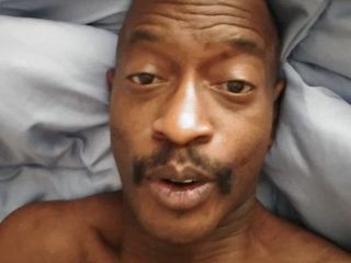 Dan St. Louis, schwarzer männlicher Hintern auf seinem Bett 2