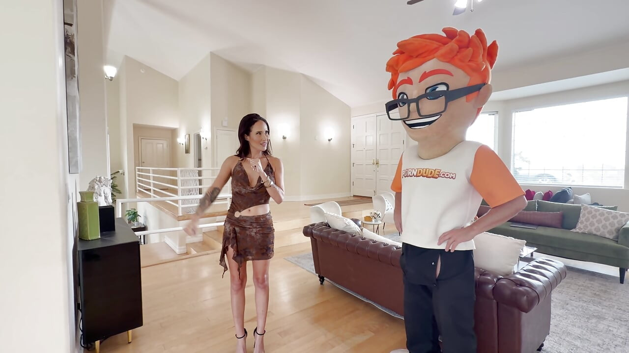 Γάμησα την πορνοστάρ του ξυρισμένου μουνιού Izi Blu στα τέσσερα, έτριψε την κλειτορίδα της και ικέτευσε για την τεράστια κατάθεση στο πρόσωπό μου