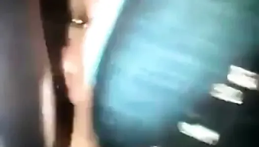 Une salope égyptienne suce une bite minuscule dans une voiture