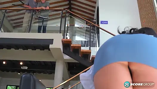 Sexy latina-zimmermädchen stella Osorio fickt zwei junge typen