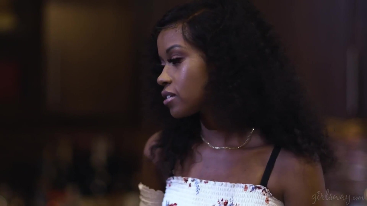 ガールズウェイ - エイリアンのアレックスがバニー・コルビーの庭に石炭を落とし、家に帰るために彼女の膣エネルギーが必要