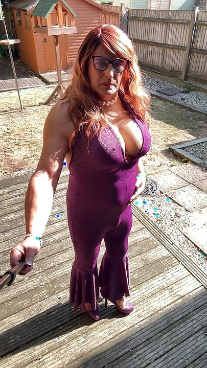 Seksi transvestit kellycd2022 u ljubičastom catsuitu i štiklama