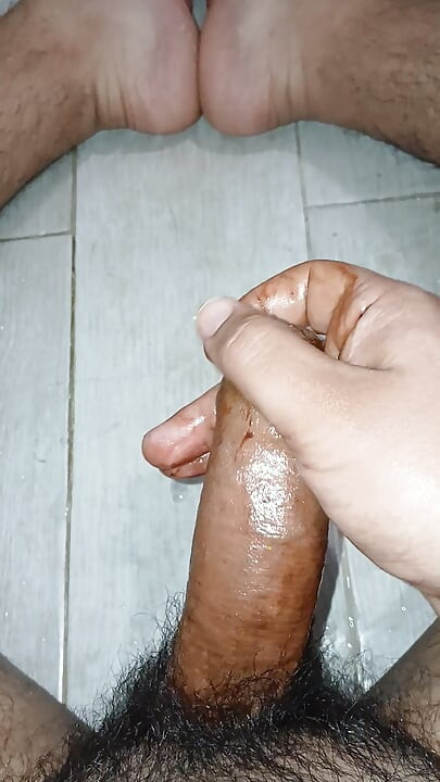 Ett chokladsötat strå föreställer sig att plätera den chokladen med munnen.