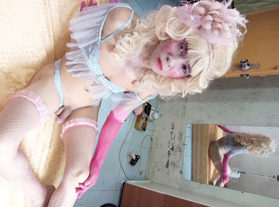 transseksualna Le ubrana w seksowne ubrania porno grając na stojąco.