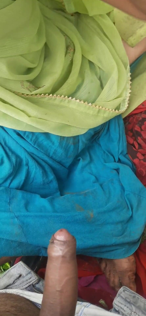 The desi sister-in-law of the village was sucking the lauda in the field and cutting the fodder in her f****'s field | Clip 1