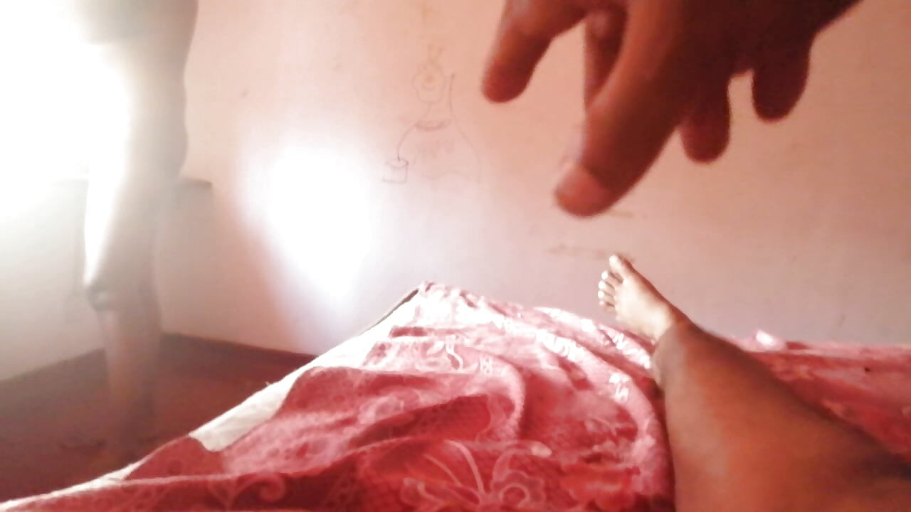 La polla gigantesca del suegro cuelga debajo de su sari para hijastra