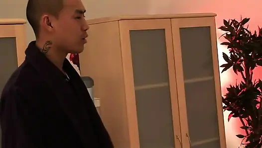 Keni Styles принимает двух горячих и грудастых крош