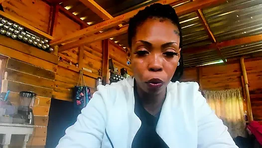 Büyük götlü rol yapma yöneticisi potansiyel çalışana röportaj veriyor ve pozisyon almak için geri sayımda onu sıvazlıyor ve boşaltıyor!