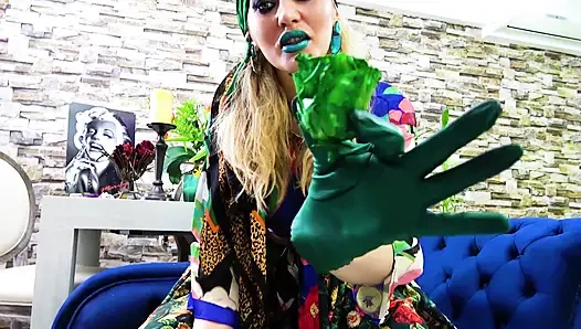 Kiss Poison Ivy'nin yeşil dudaklarını öp